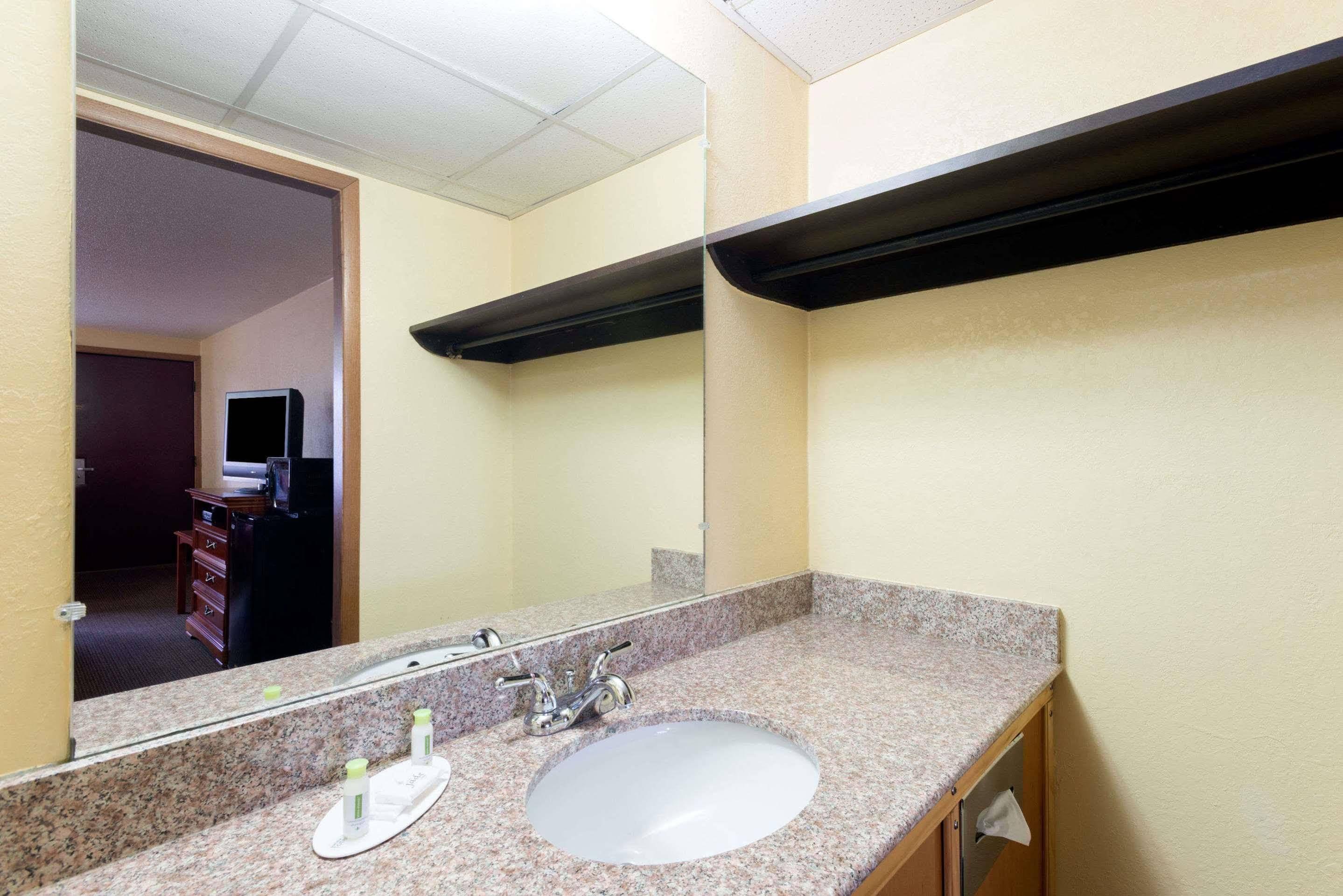 Americas Value Hotel Martinsburg